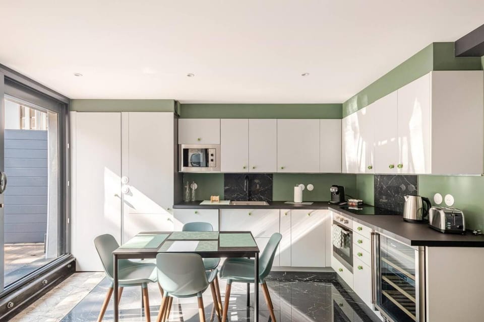 Kitchen or kitchenette, Dining area