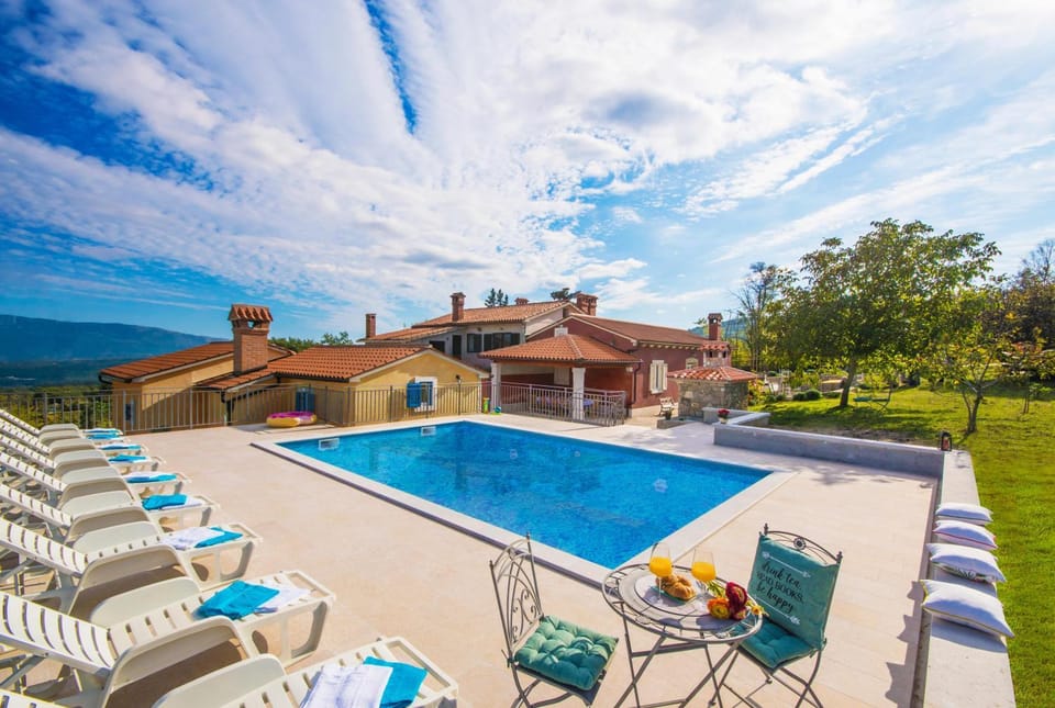 Property building, Patio, Day, Balcony/Terrace, Swimming pool, sunbed