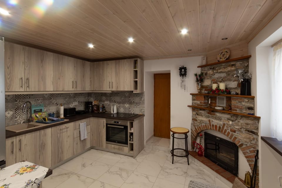Coffee/tea facilities, Kitchen or kitchenette, dishwasher, oven, stove, toaster