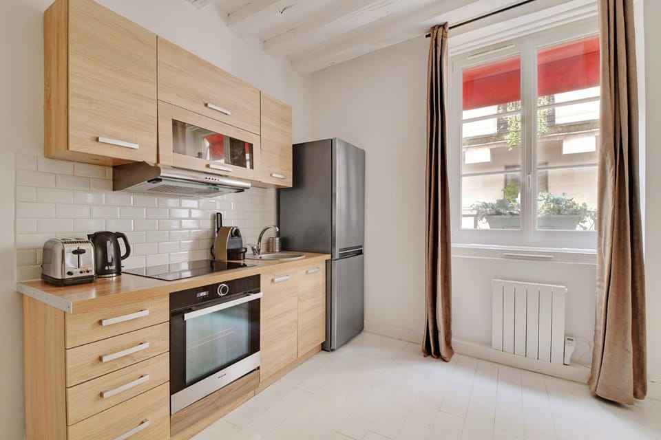 Coffee/tea facilities, Kitchen or kitchenette, oven, stove, toaster