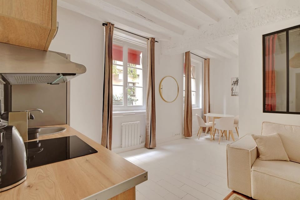 Kitchen or kitchenette, Living room, Seating area, Dining area