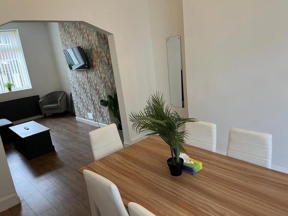 Spacious, Modern 4BR House, LFC, Free Parking House in Liverpool