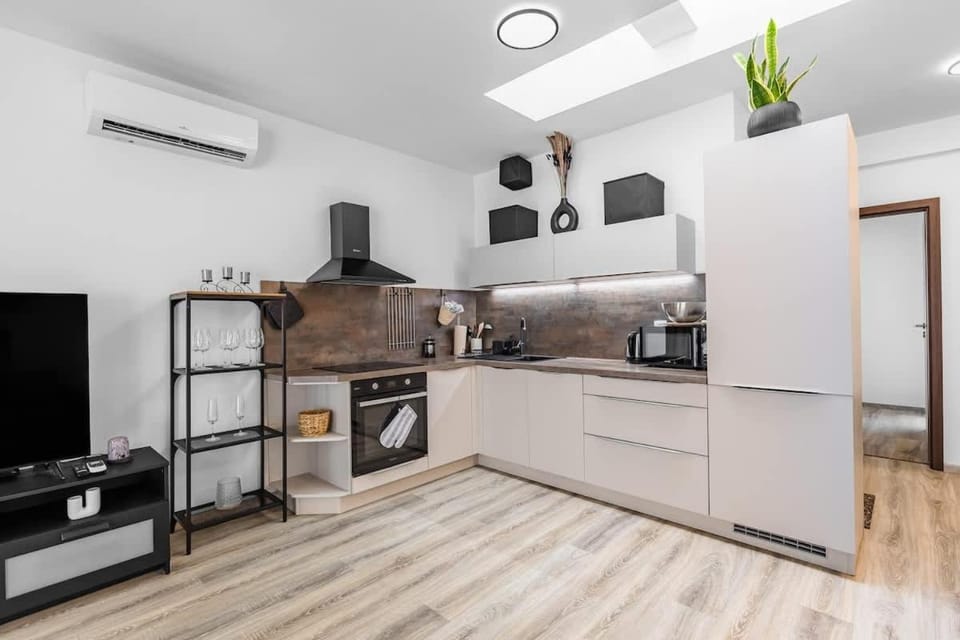 TV and multimedia, Coffee/tea facilities, Kitchen or kitchenette, stove