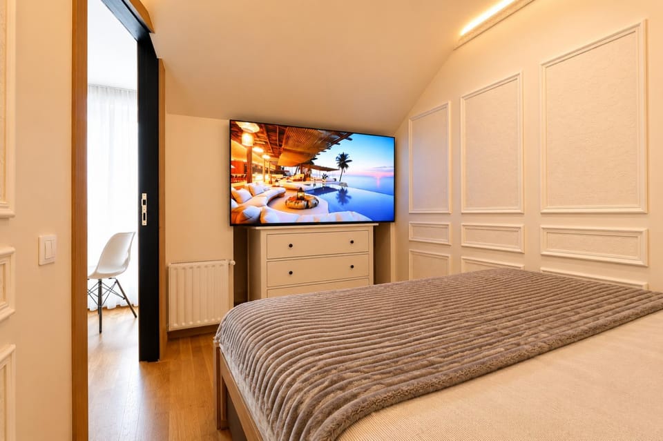 Bed, TV and multimedia, Bedroom