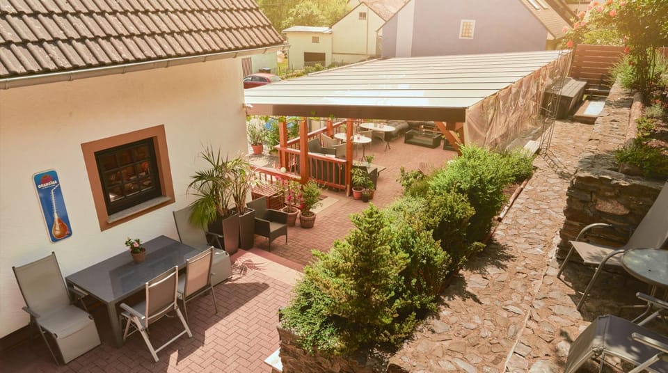 Property building, Day, Summer, Balcony/Terrace, Seating area, Dining area