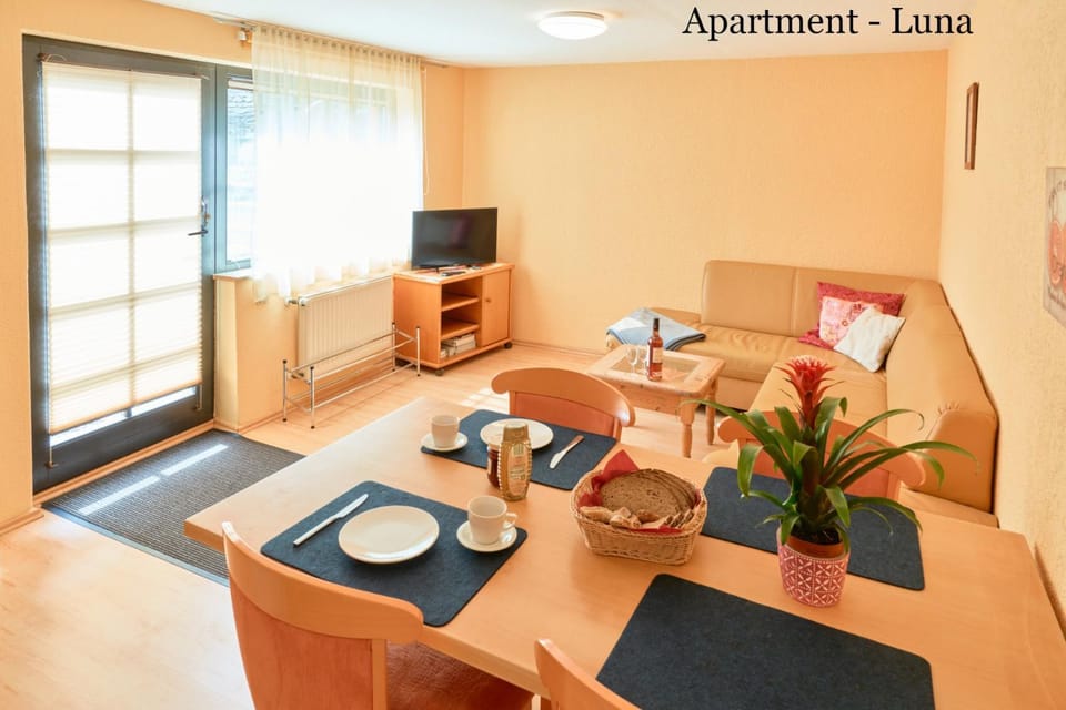 TV and multimedia, Living room, Photo of the whole room, Seating area, Dining area