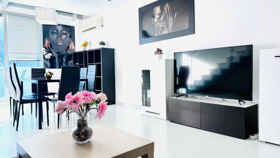 Seasonal Living Lumen Triplex Apartment in Madrid