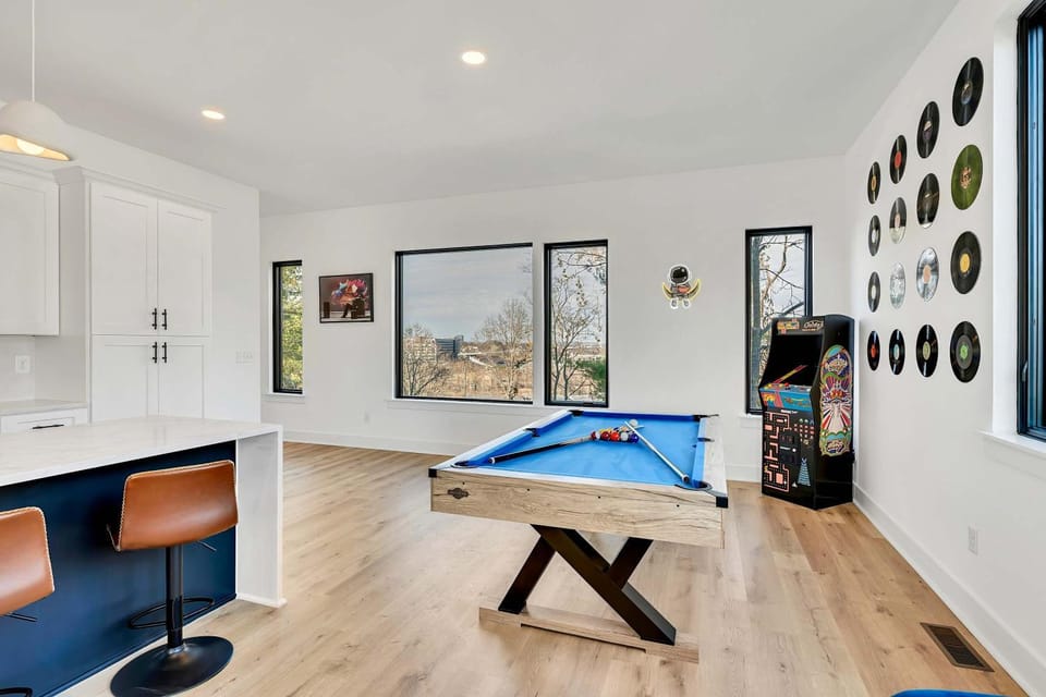 4 Rooftop Decks 4 Hot Tubs Game Rooms & Sauna House in Berry Hill