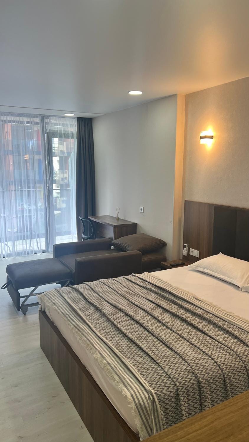 Bed, Living room, Photo of the whole room, Seating area, Bedroom