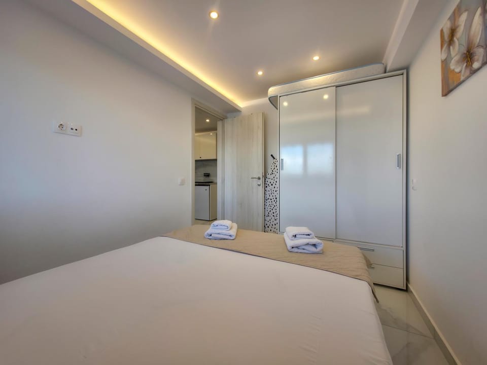 Bed, Photo of the whole room, Bedroom, towels, wardrobe