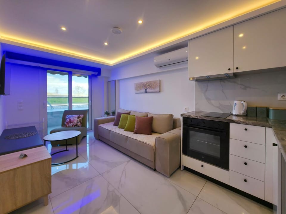 TV and multimedia, Kitchen or kitchenette, Living room, Seating area, stove