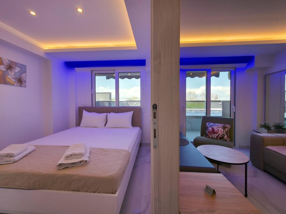 Bed, Living room, Photo of the whole room, Seating area, Bedroom, towels