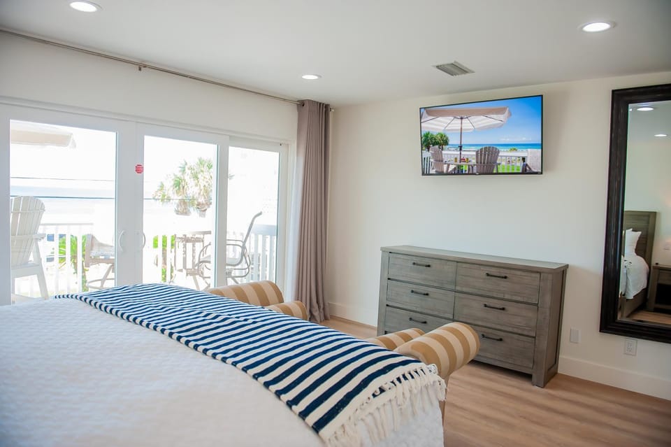 Bed, TV and multimedia, Evening entertainment, Bedroom, Sea view