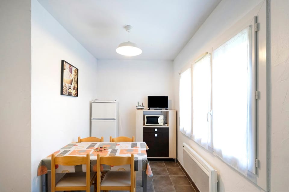 Property building, Kitchen or kitchenette, Living room