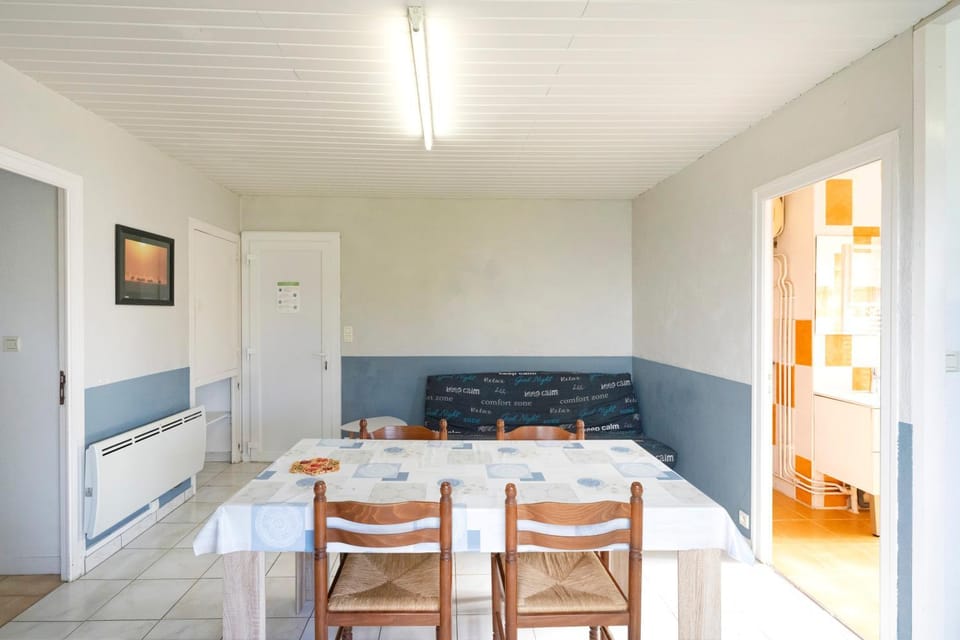 Property building, Kitchen or kitchenette, Living room