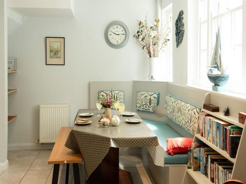 Seating area, Dining area