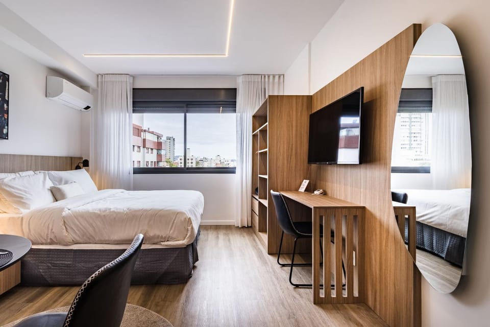 Bed, Day, TV and multimedia, Dining area, Bedroom, locker, air conditioner