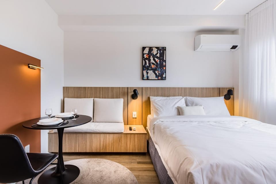Bed, Day, Seating area, Dining area, Bedroom, air conditioner