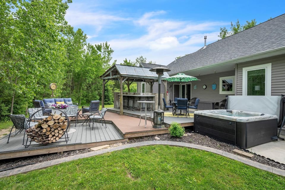 Lakeside Retreat with Hot Tub & Game Room home House in Indiana