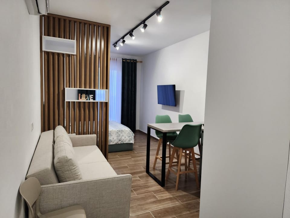 Bed, TV and multimedia, Living room, Dining area, Bedroom