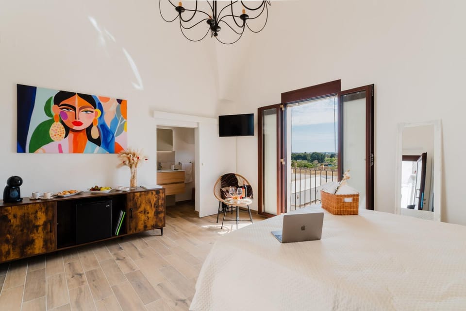 Bed, TV and multimedia, Photo of the whole room, Decorative detail, Bedroom