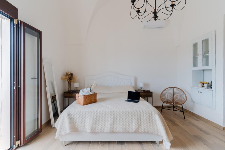 Bed, Photo of the whole room, Decorative detail, Bedroom