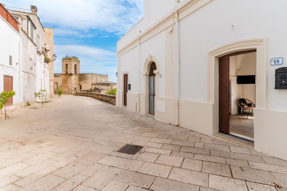 Property building, Neighbourhood, Decorative detail, Landmark view, Street view