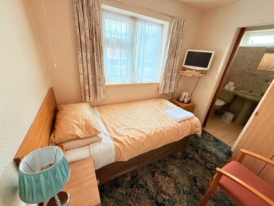 Hylands Hotel Single Room with Shared Bathroom & Free Parking Bed and Breakfast in Nottingham