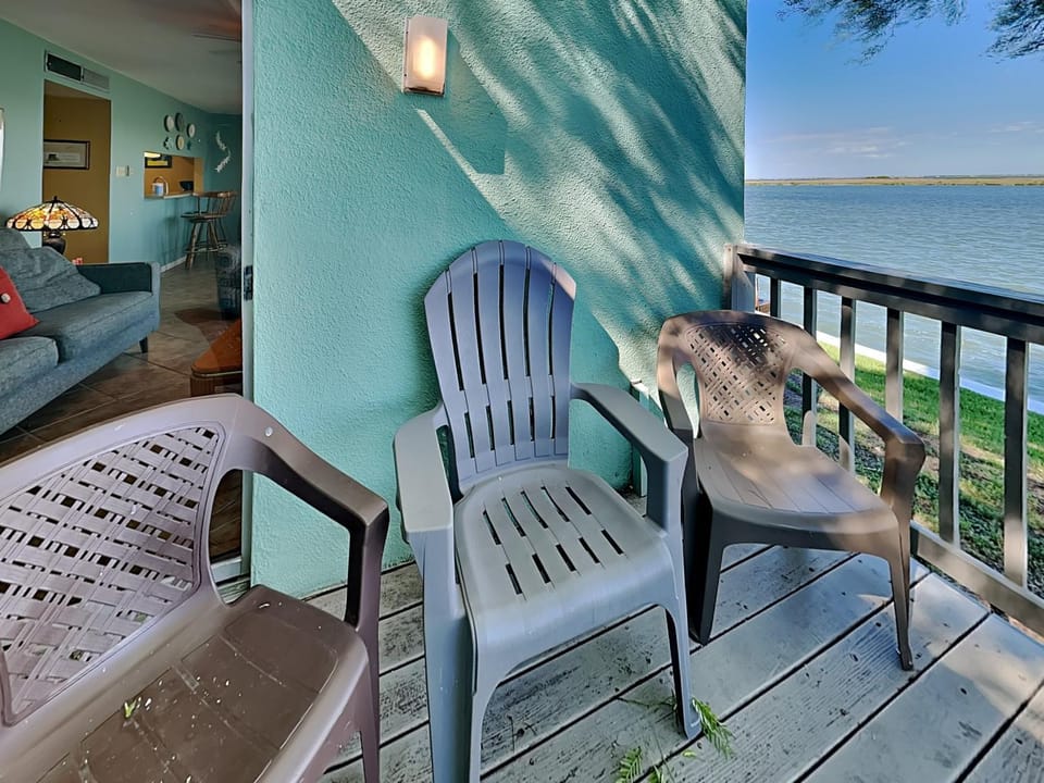 Balcony/Terrace, Living room, Seating area, Lake view, furniture