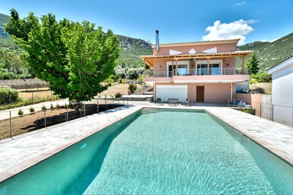 Property building, Natural landscape, Mountain view, Pool view, Swimming pool, sunbed