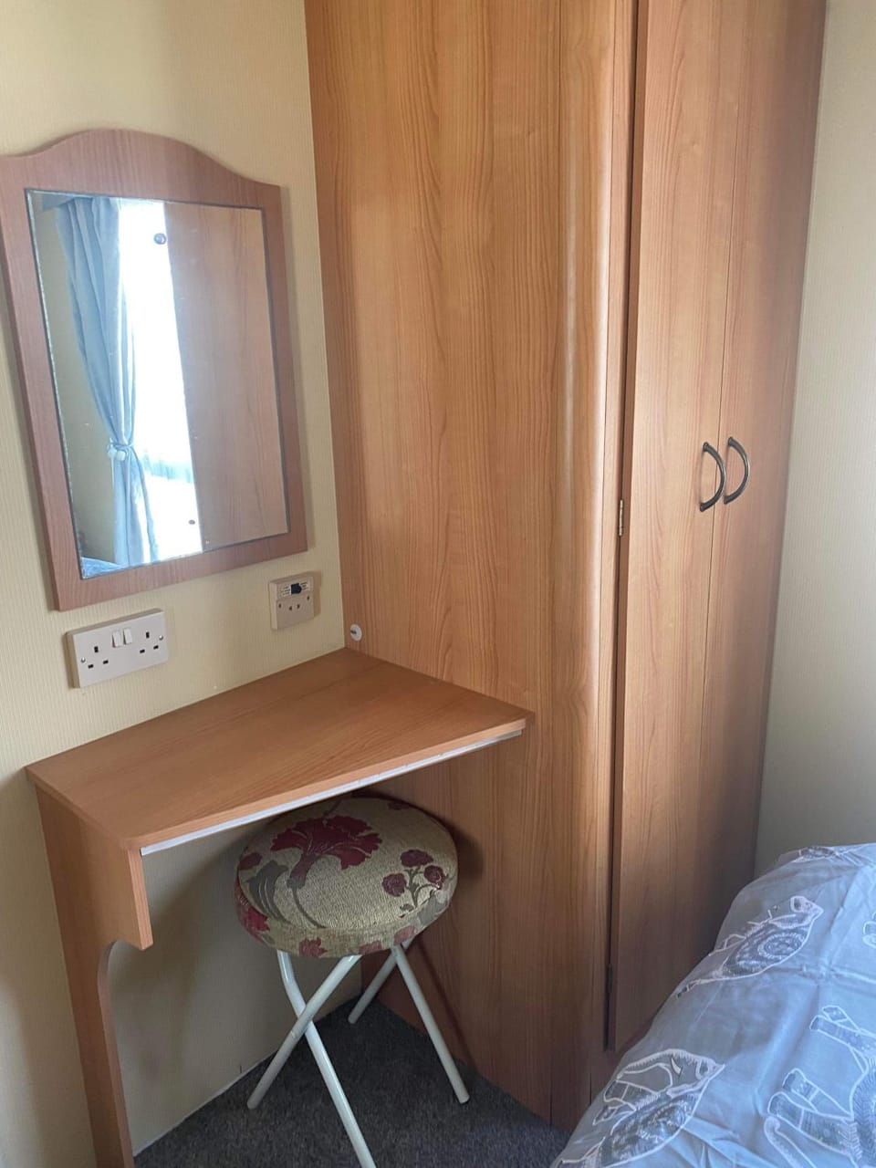 Photo of the whole room, Bedroom, wardrobe