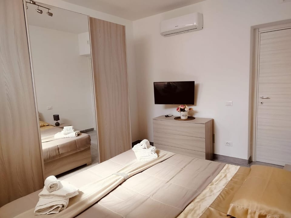 Bed, TV and multimedia, Bedroom, wardrobe, air conditioner