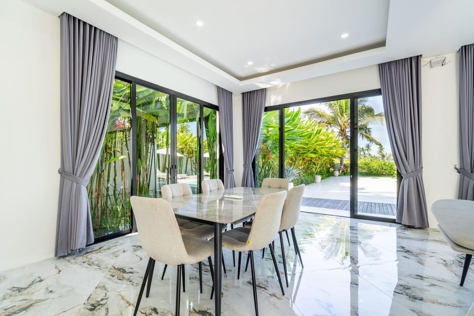 Day, Garden, View (from property/room), Seating area, Dining area, Garden view
