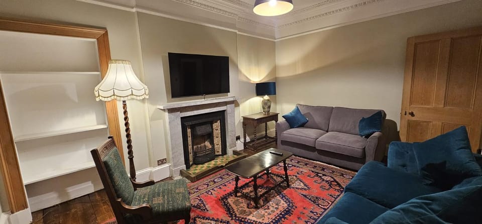 Communal lounge/ TV room, Living room, Seating area, Evening entertainment