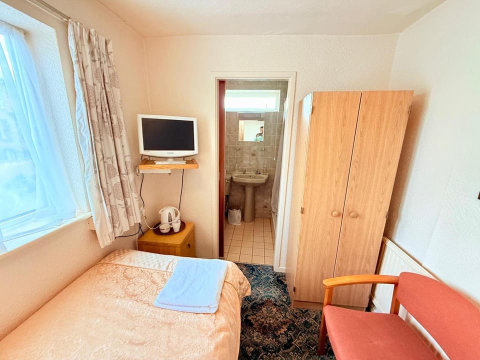 Hylands Hotel Single Room with Shared Bathroom & Free Parking Bed and Breakfast in Nottingham