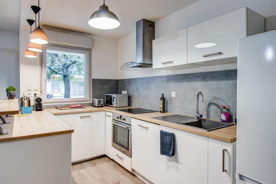 Coffee/tea facilities, Kitchen or kitchenette, dishwasher, oven, stove, toaster