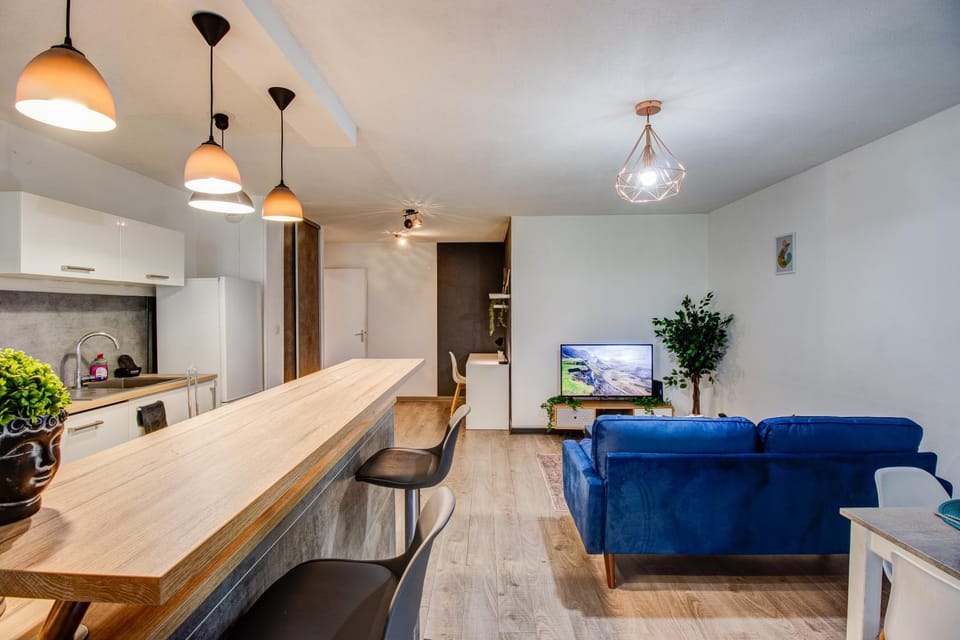 Dining area, minibar