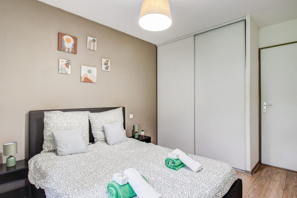 Bed, Photo of the whole room, Bedroom, towels, wardrobe
