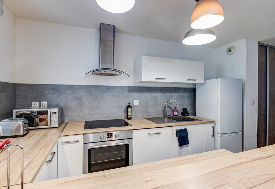 Kitchen or kitchenette, dishwasher, oven, stove