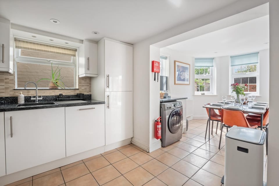Dining area, kitchen