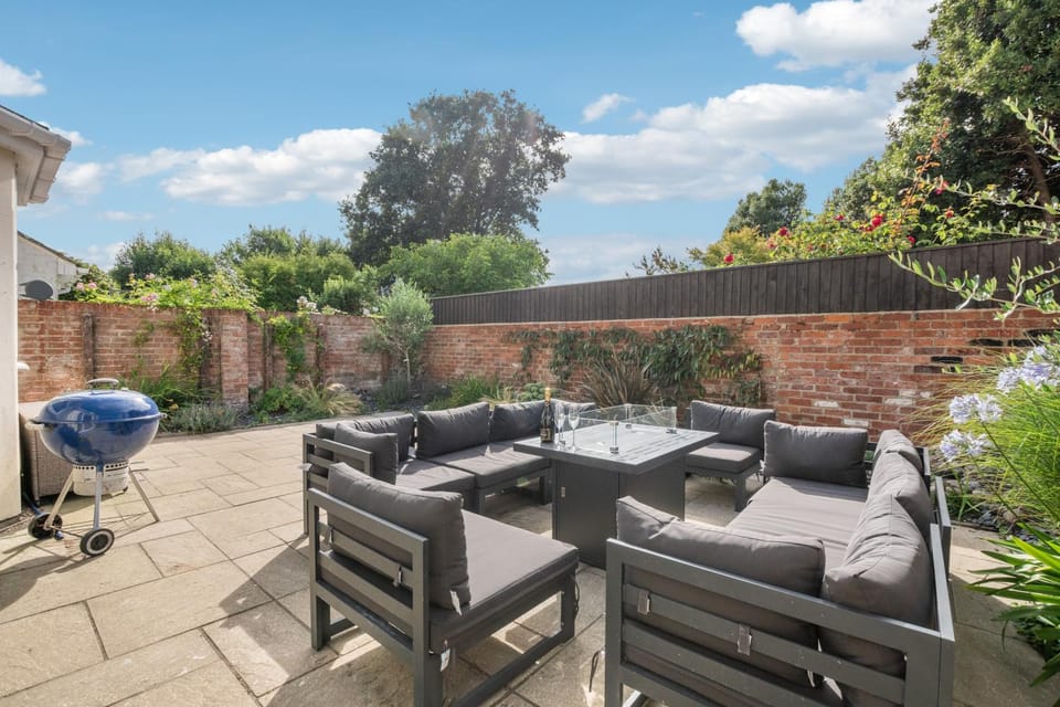 Patio, BBQ facilities, Garden