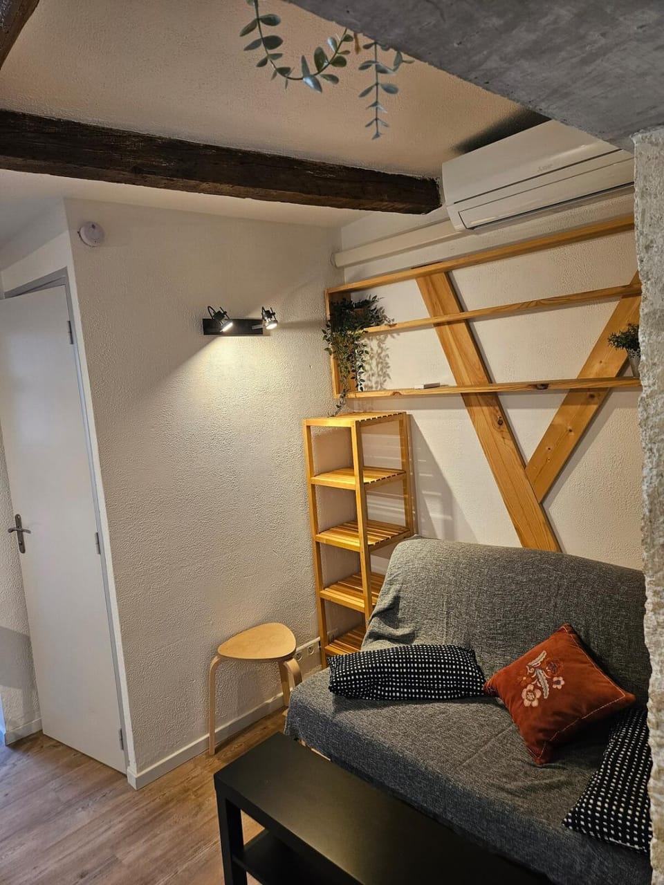 Iris, 4 personnes, centre pieton Ecusson, Tram, 3ème étage sans ascenseur Apartment in Montpellier