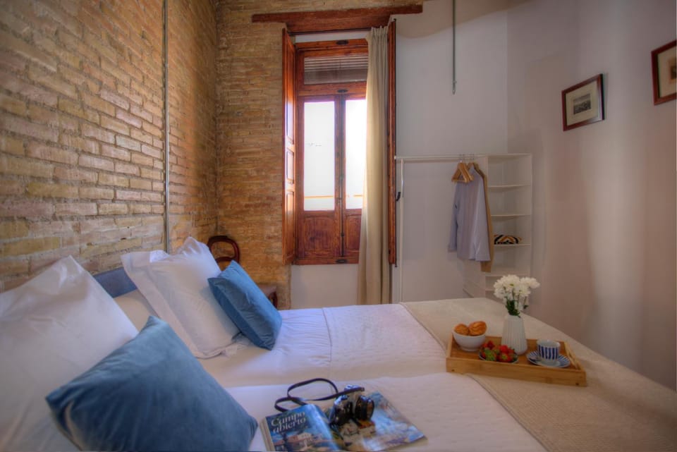 Bed, Photo of the whole room, Bedroom, storage, towels