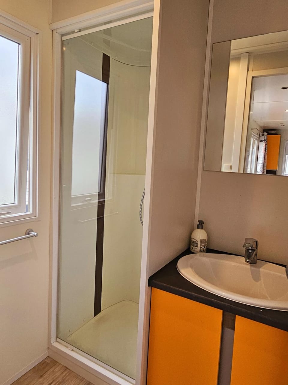 Verblijfpark Kasteel van Viane tiny house 4 personen minimum 7nachten Campground/ 
RV Resort in Flanders