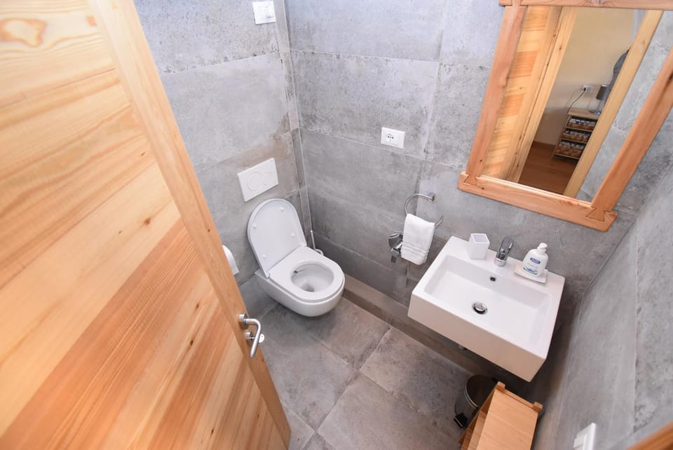 Shower, Toilet, Bathroom, bidet, towels