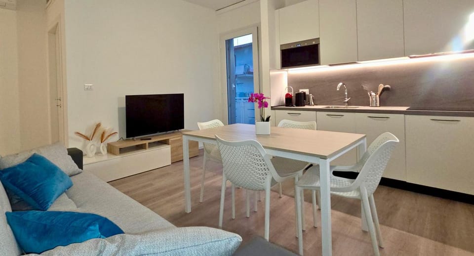 TV and multimedia, Living room, Seating area, Dining area