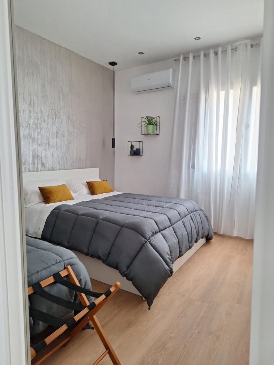 Bed, Photo of the whole room, Bedroom, air conditioner