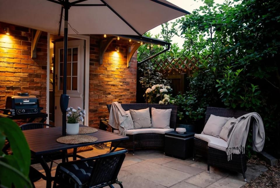 Patio, BBQ facilities, Garden, Seating area, Dining area, Garden view