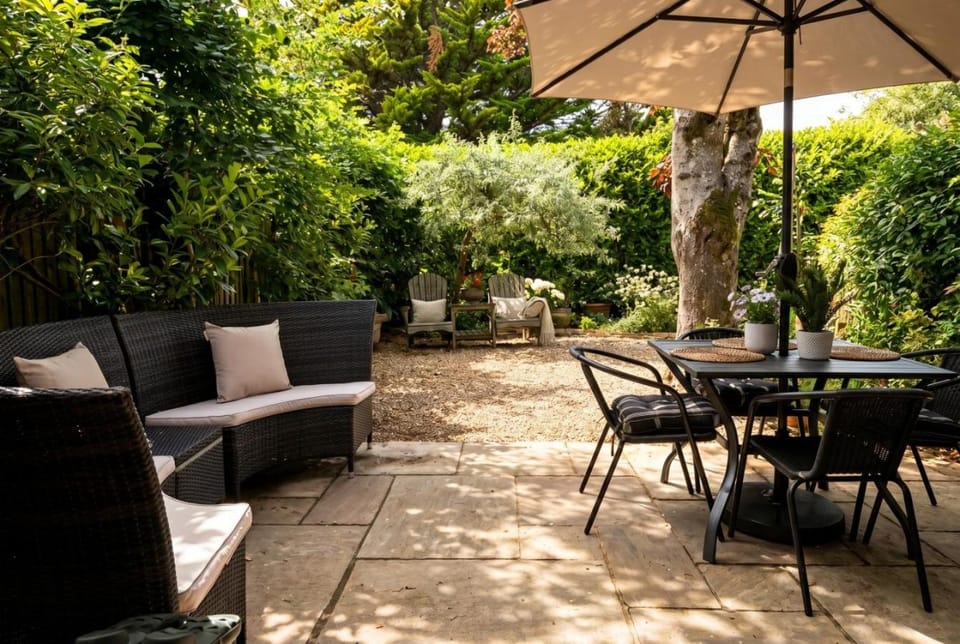 Patio, Day, Garden, Seating area, Dining area, Garden view