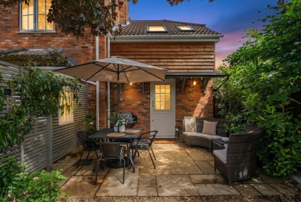 Property building, Patio, Day, Garden, Seating area, Dining area